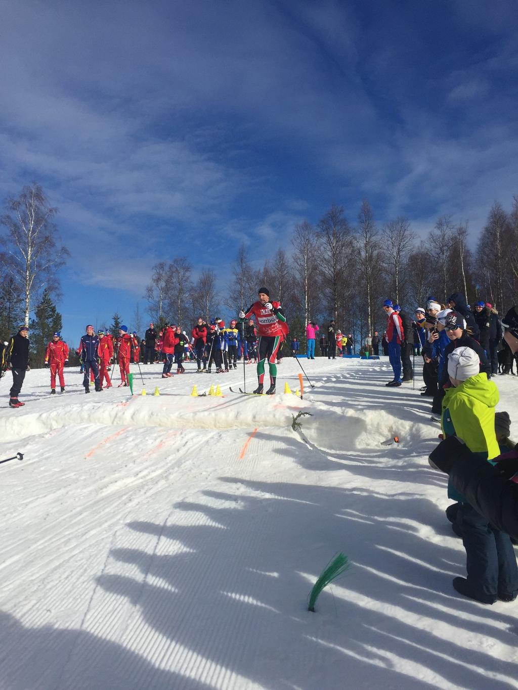 Och hur gick det då i lagledarstafetten? Jodå, en femte plats av 15 lag trots ett fall på en av deltagarna på bilden nedan.