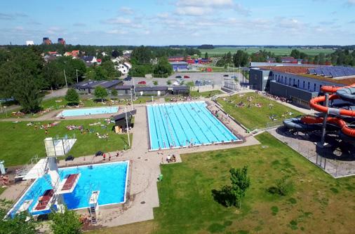 ut handduken på. Vattnet i bassängerna är tempererat. I äventyrsbadet kan hela familjen samlas och hitta en aktivitet som passar.