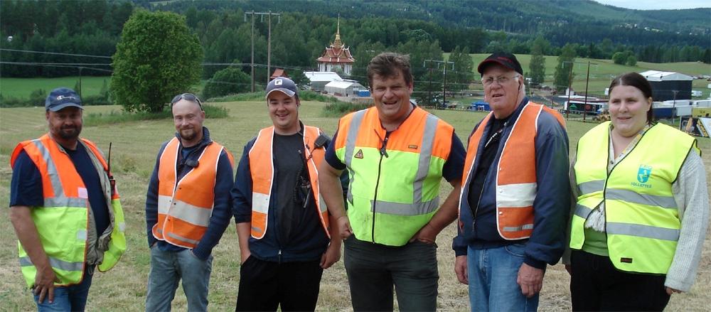 Några av parkeringsvakterna vid sambandsuppdraget vid Diggilooföreställningen. SM3MEH/Tomas, SA3AWZ/Christer, SA3AWE/Peter, SA3AWT/Per-Anders, SM3FWT/Hans och Agneta. (Forts.