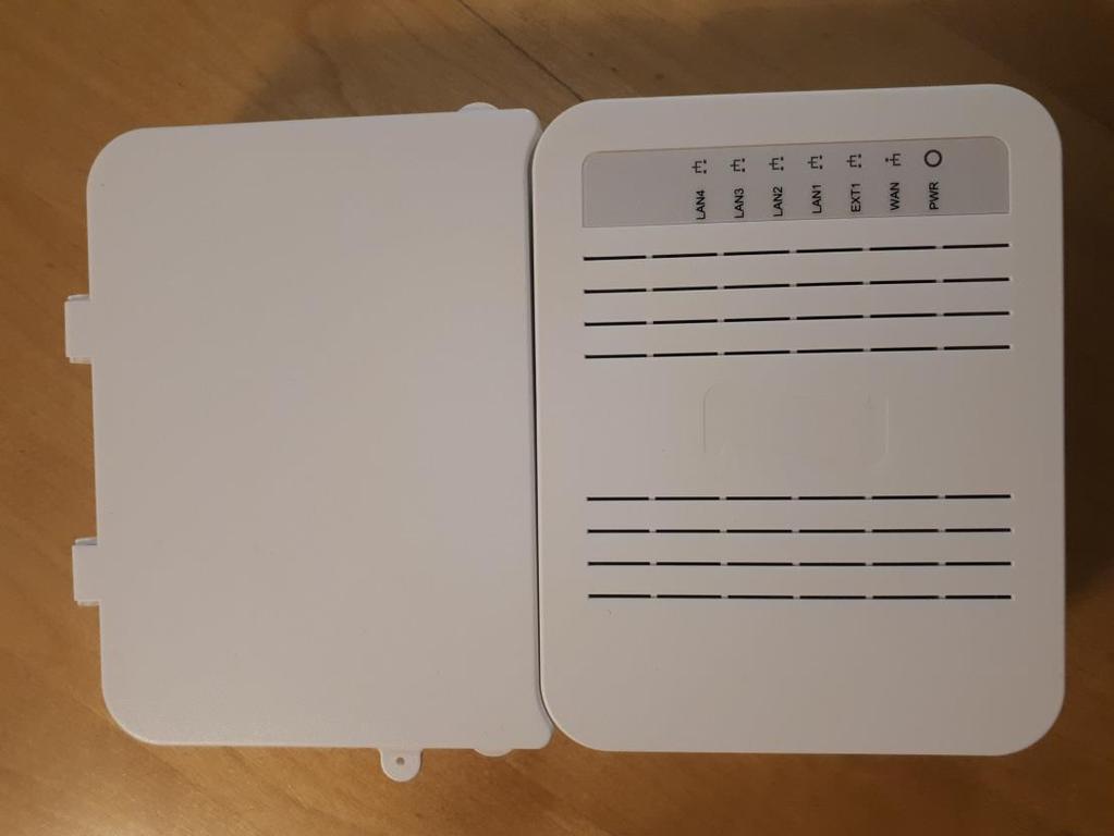 När all grävning och fiberdragning är klart beställer vi montering och svets. De tar hål i fasaden och tar in fibern i huset. Monterar en CPE på väggen Inteno XG 6846 21.