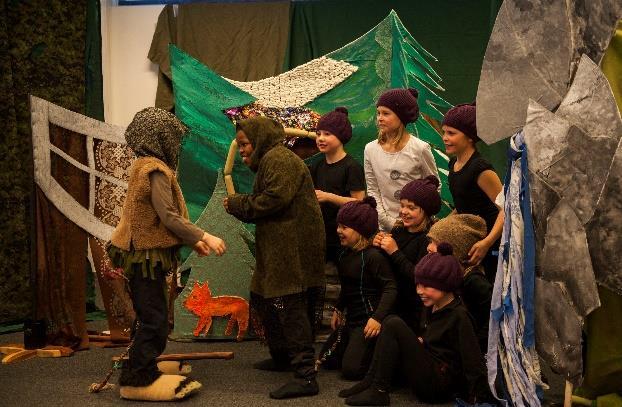 Gruppen med elever från åk 7-9 i Åbo gjorde pjäsen Best in show av Gertrud Larsson.