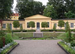 Råshult ligger ett par kilometer från Stenbrohult och ca fem mil från Växjö. 1709 Familjen flyttar till prästgården i Stenbrohult när fadern blir utnämnd till kyrkoherde.