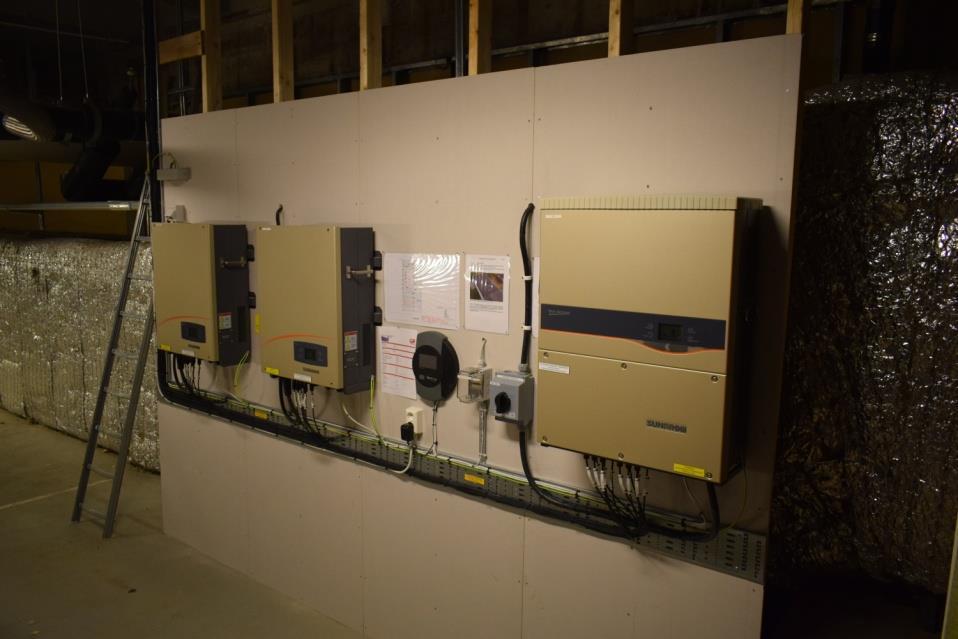 5 Resultat Då taket är helt platt i sin utformning, används vinkelstativ av från företaget IBC Solar för att få tillräcklig lutning på solpanelerna med modellen IBC Aerofix.