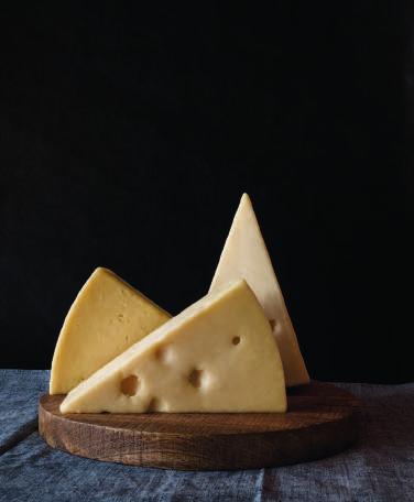 LAGRAT 18 MÅNADER Kraftfullare smak PRÄST SVART 31% Präst SVART en grynpipig svartvaxad ost, tillverkas på svensk mjölk, som lagras under stor omsorg i cirka 18 månader av Norins Ost AB.