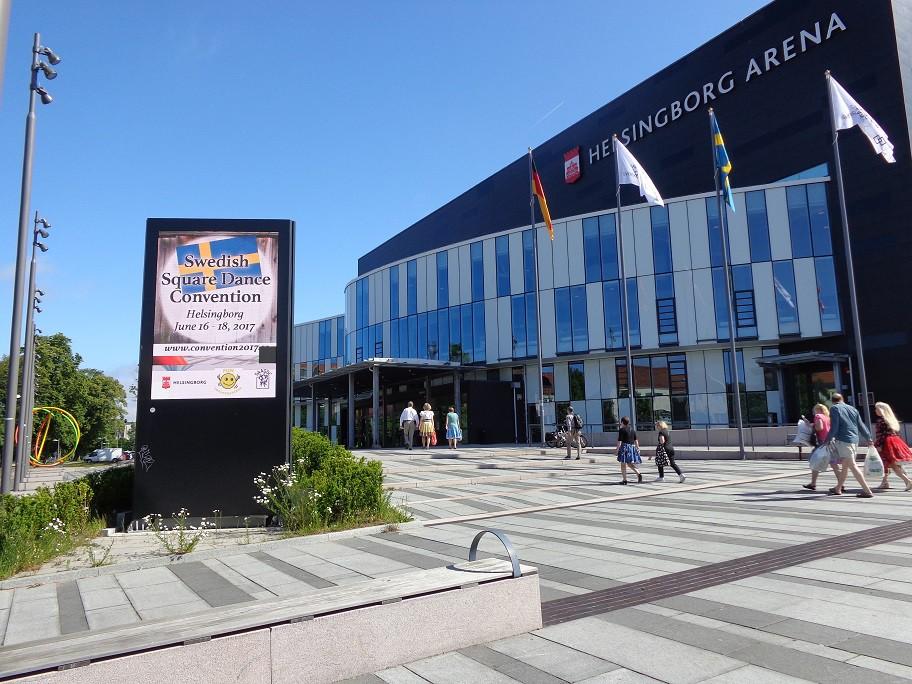 Helsingborg Arena välkomnar oss. Fullt på golvet i stora hallen.