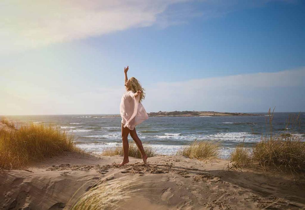 SOMMAR Sommar och Tylösand hör ihop som sol, sand och hav. Du känner det redan när du närmar dig. Här breder Sveriges mäktigaste strand ut sig över sju km vid det glittrande Kattegatt. Musiken lockar.