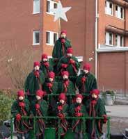 Vi bjuder på glögg & pepparkakor samt julmusik. Julgranständningen arrangeras i samarbete med SDF Askim Frölunda Högsbo samt Företagarföreningen.