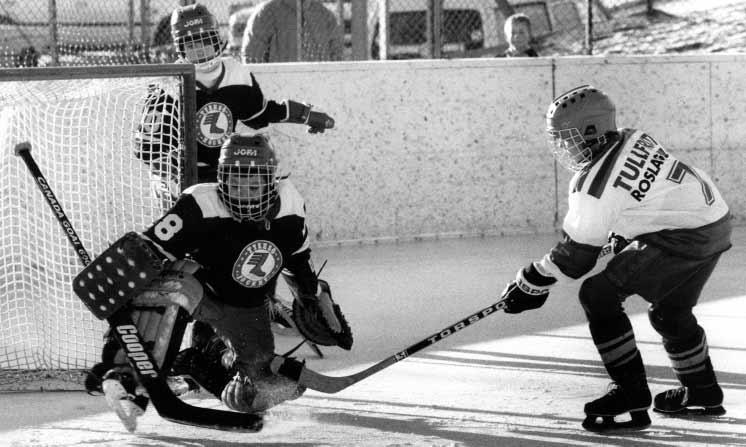 2 Onsdag 19 mars 2003 Det här är Vivo CUP Text: Claes-G Bengtsson Foto: Stockholms Ishockeyförbunds arkiv Ishockeyn håller sitt grepp om stockholmsungdomen. Här är en bild från 80-talet.