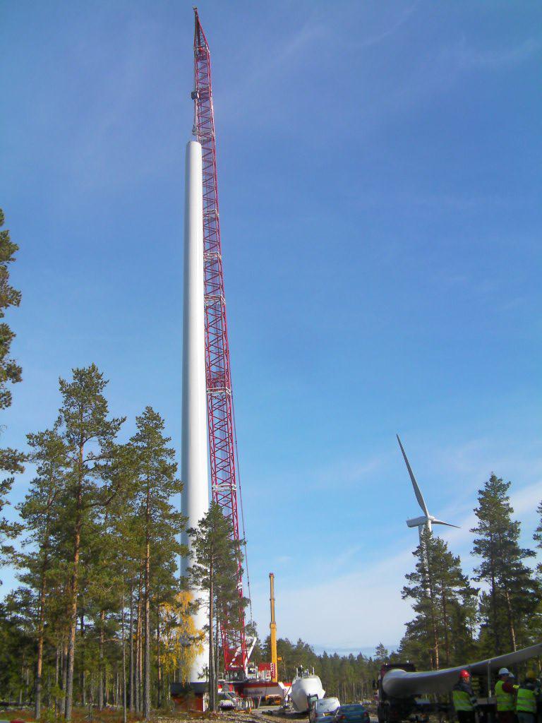 Teknisk beskrivning 10. Montering av ett vindkraftverk i Håcksta Vindkraftanläggning, med hjälp av en stor mobilkran (röd) och en mindre hjälpkran (gul). Foto: NVAB 3.