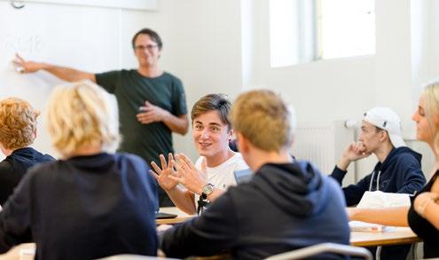 Programmet passar dig som vill arbeta som idrottslärare, sjukgymnast, polis, tränare, arbetsterapeut, gyminstruktör eller inom övriga uniformsyrken.