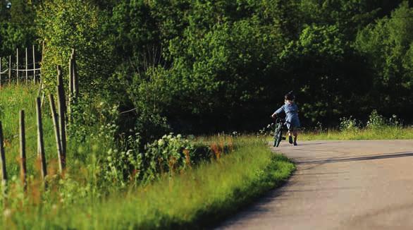 Glöm inte att packa en matsäck som kommer väl till pass ute på Kullen senare. Du passerar Älmhults golfklubb () för att strax därpå korsa väg med stor försiktighet.