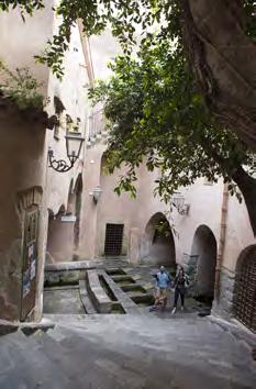 Idag arrangeras konserter. w Via del Teatro Greco 1, Taormina Halaesa Arconidea En kort körning öster om Cefalu ligger den grekiska kolonin Halaesa Arconidea som härstammar från 403 f.kr.