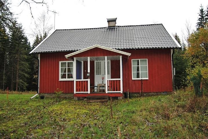 Egen vattenbrunn. Ledningar är dragna till kök och dusch. Ekonomibyggnader Förrådsbod med utedass. Lada/loge med tillbyggda carportar/traktorgarage. El finns i båda byggnaderna.