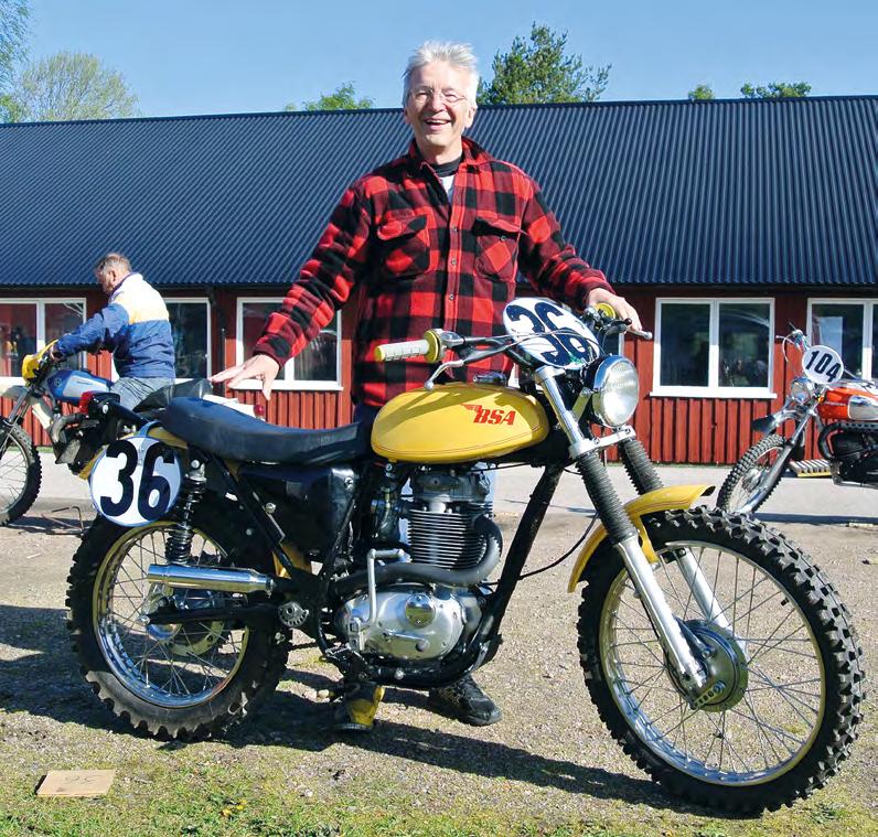 Nr 36 - Robert Lavér, Stockholm BSA B50T 1971 Vi kollade lite på startplatsen och talade med några av åkarna och när sedan starten som skedde på en ramp med någon halvminuts mellanrum, åkte vi ut på