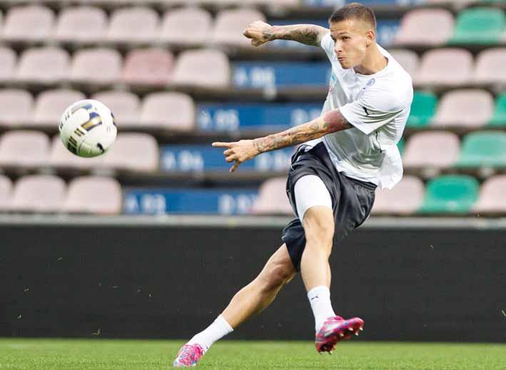 FUTBAL 5 Bývalý reprezentant RICHARD LÁSIK pauzuje už skoro rok Richard Lásik sa pomaly dostáva z komplikovaného zranenia. Pre zlomeninu ihlice a píšťaly absolvoval už dve operácie.