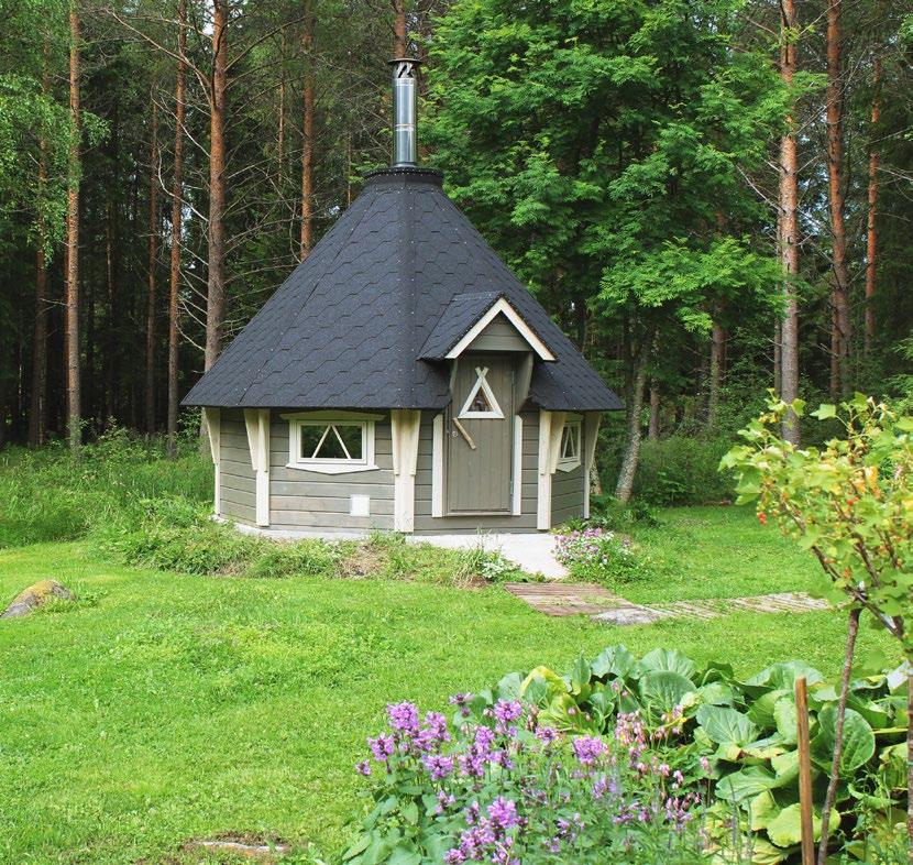 BASTUKÅTOR Timapuus stämningsfulla bastukåtor har högt i tak och ger fuktiga och syrerika bastubad som vederkvicker både kropp och själ.