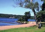 Parkeringen är stor men det finns ingen skyltning till badet. För att ta dig dit kör du in på Asklandavägen i Fristad och svänger sedan in på Björkvägen som går ner till parkeringen.