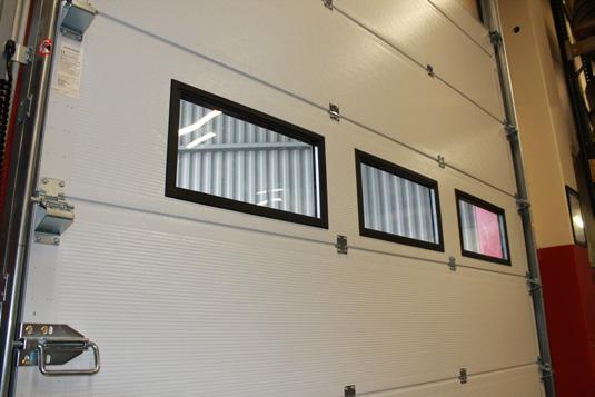 Portblad Fönster Konstruktion/material Tillval Takskjutport Portsystem 42TPP har liggande sektioner sammansatta med gångjärn. De yttre gångjärnen i varje sektion har rullar som löper i skenorna.