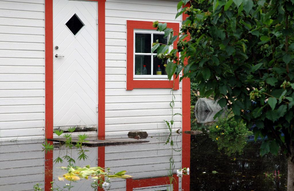 RÅD OCH FÖRSLAG Skydda ditt hus mot översvämning och fuktskador PLACERING AV BYGGNADER Huset placeras lämpligtvis högst på tomten.