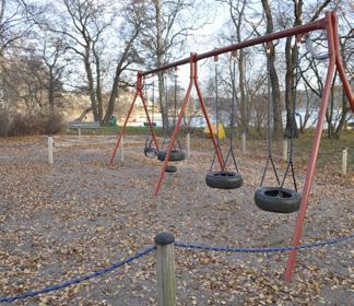 Vi för upp tankarna på om man i detaljplanerna kan få in att områdets bebyggelse borde begränsas vad gäller flerfamiljshus. Detta för att bevara villaområdets karaktär.