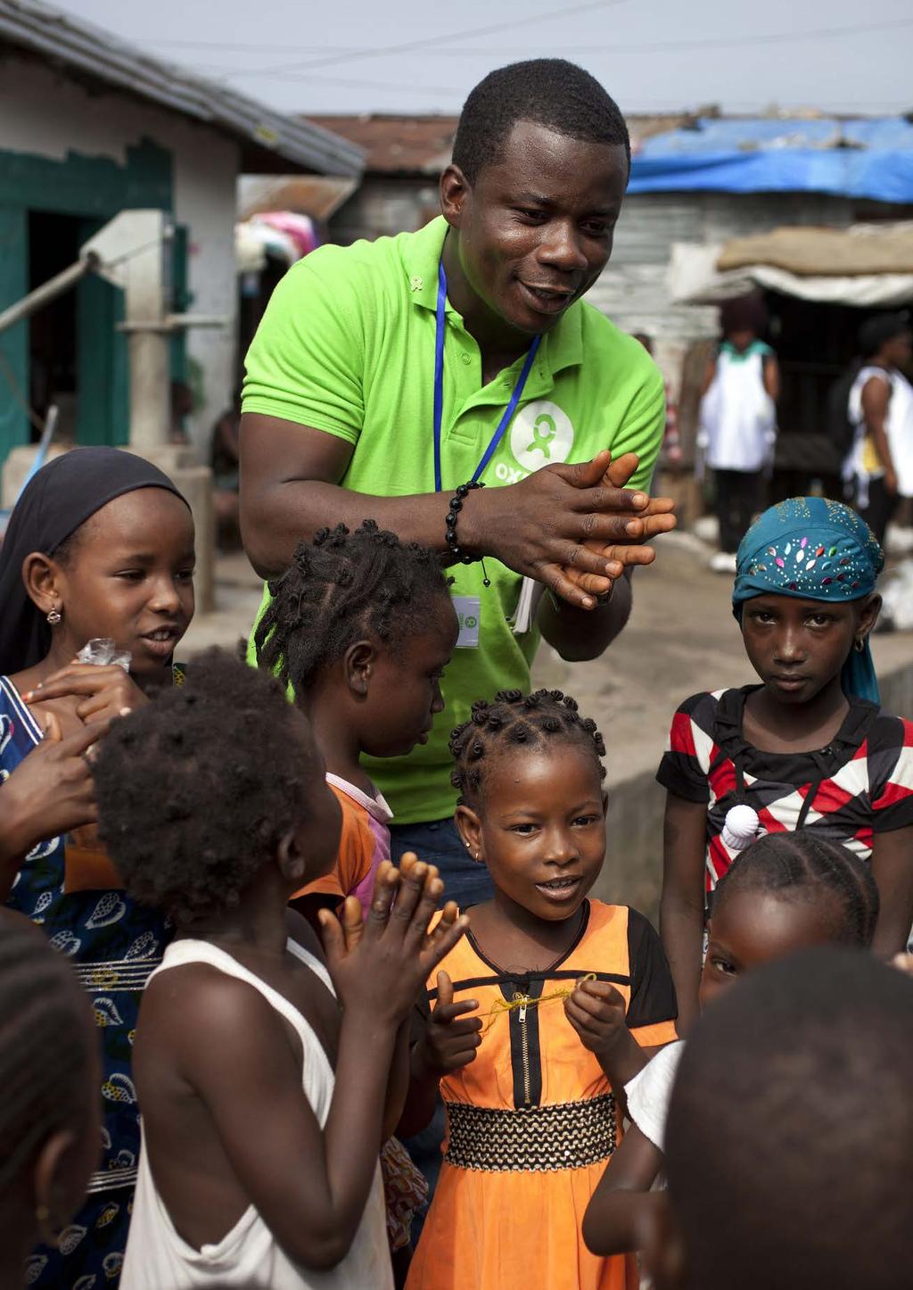 Oxfams hälsoarbetare undervisar barnen i West Point, Monrovia, Liberia i vikten av god