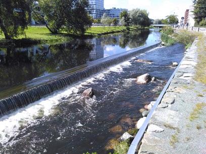 Det bi- drar till att arter som lax, ål och flodpärlmussla minskar och riskerar att försvinna. Sjöar och vattendrag regleras i systemet så att översvämningarna blir lägre.