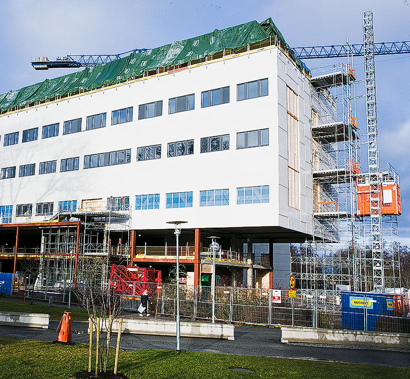 Stora satsningar sker på länets sjukhus. På Höglandssjukhuset i Eksjö pågår en stor tillbyggnad med ny huvudentré (ovan).