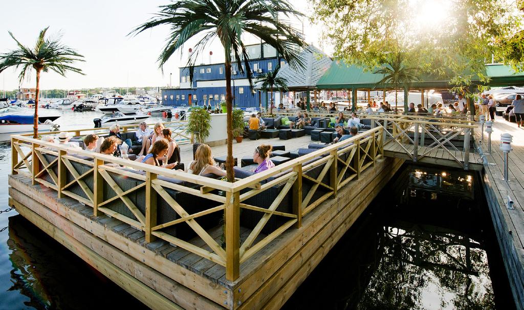 I området finns Asplund Hotell & Restaurang som serverar moderna luncher i en inspirerande miljö.
