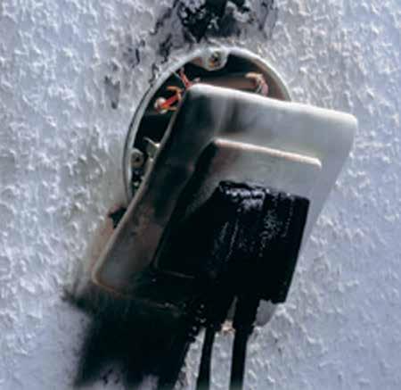 Några sifferuppgifter angående blixtnedslag: Strömstyrka: 5000-100 000 A, i snitt 20 000 A. Spänning: 10-100 miljoner volt, i snitt 30 miljoner volt (från moln på 1,5 km höjd till mark).