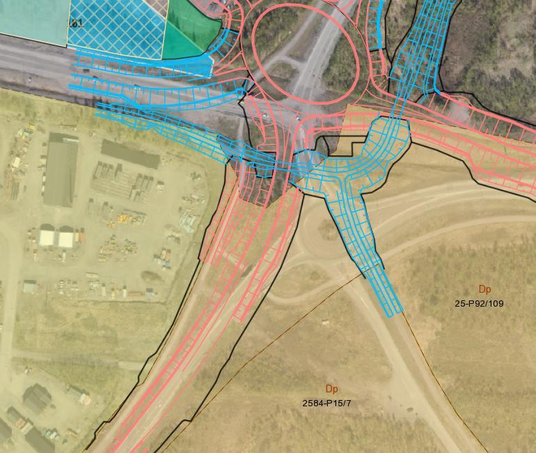 Figur 5. Utsnitt ur Sweco Cube. Gällande stadsplan redovisas i gul-orange. Vägplanens planområde redovisas i svart; rosa (väg) och blått (gång- och cykelväg) och intrånget där pilen pekar. 3.
