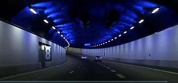 Trafiksituationen inne i tunneln är relativt okomplicerad med två infartsramper i vardera änden och två utfartsramper i vardera änden, men inga ytterligare på- och avfarter.