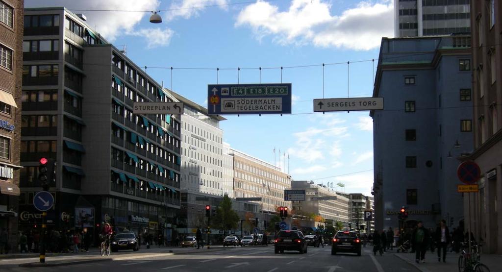 I Stockholm, korsningen Sveavägen/Kungsgatan har man skyltat tydligt vilken fil som går ner i en tunnel.