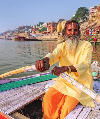 Vid särskilda ghats genomförs kremeringar. Allt utspelar sig längs den mäktiga floden som enligt legenden fångades av guden Shivas hår.