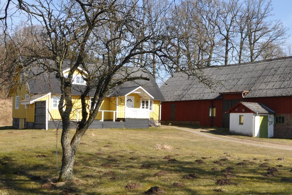 Gård i Skea, Sösdala Lant/hästgård i Skea någon km nordost Sösdala. Bostadshus om 122 kvm och 4/5 rum och kök med bl a jordvärme och ljus, trevlig interiör.