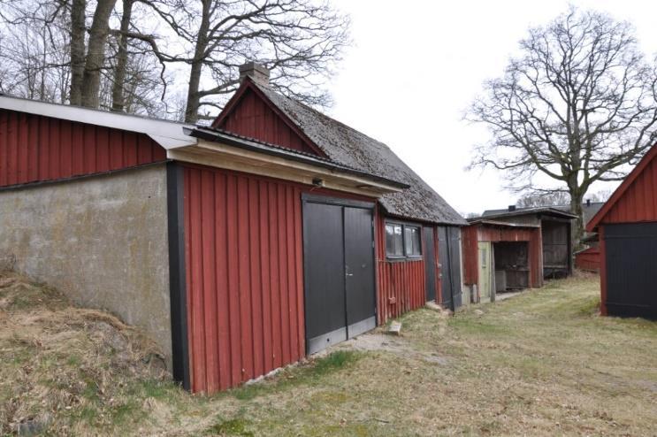 vacker utsikt mot sydöst. Fasad av tegel och trä, tak av eternit. El i hela byggnaden. Hårdgjorda golv.