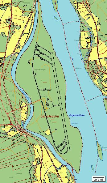 Inflygning norrifrån bana 17. Flygvapnets hangarer syns till vänster om landningsbanan direkt vid tröskeln.