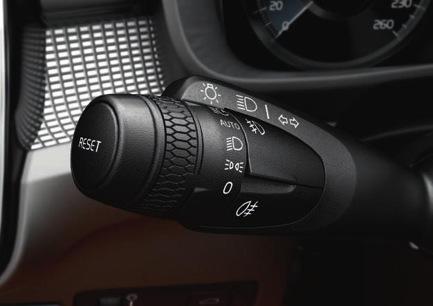 02 bilen och för vänster rattspak mot instrumentpanelen och släpp. Tiden för hur länge ledbelysningen ska hållas tänd kan ställas in via centerdisplayen.