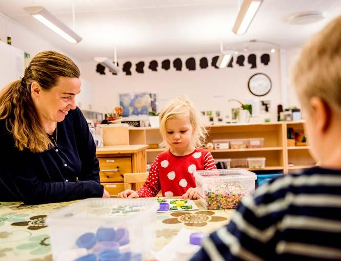 Olivia visar Annica sitt senaste mästerverk. Foto: Patrik Lundin Annica och rektor Ingela Gardner passar på att stämma av vad som är på gång. Att ha någon att bolla med betyder mycket för Annica.