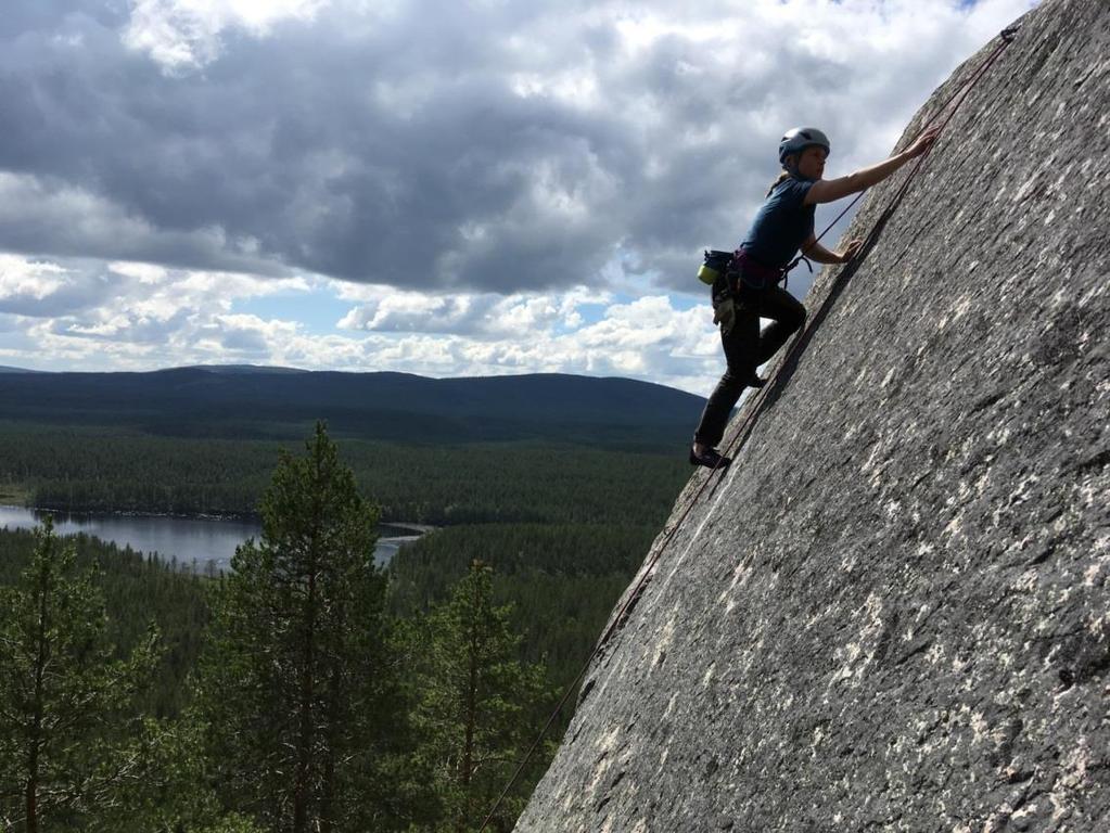 INLEDNING Kaffeklippan är en helt nyutvecklad klippa belägen på södra delen av Sikträskberget ca 35km väster om Älvsbyn längs väg 94 mot Arvidsjaur.