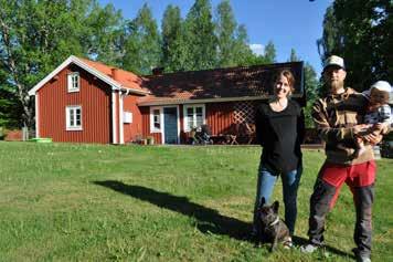 Lina Schlegel och Jonas Palm och deras dotter Flora och hunden Aska har köpt hus i Häljaryd och flyttade in i