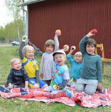 Vädret tillät långbord utanför magasinet under skapande verkstad.