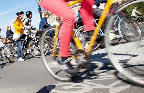 Om fler personer åker kollektivt, cyklar, går eller samåker märks effekterna både i målet om färdmedelsfördelning och minskade köer.