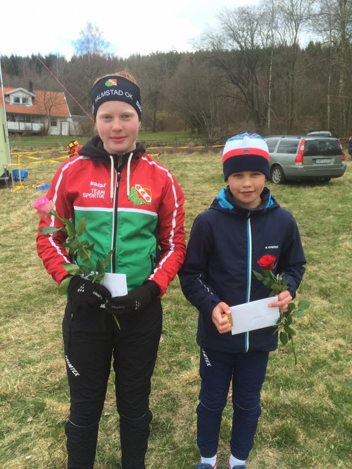 13 Klara Persson och Tobias Johansson fick Skogsflickornas pris á 500 kr. Loke Agmarken får 1000 kr från Skogsflickorna för att han är årets juniorledare.