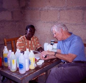 Väl i Swaziland jobbade Håkan på ett missionssjukhus där man som läkare fick Håkan som jeepläkare i Kenya. FOTO: ROTARY DOCTORS SWEDEN göra allting.