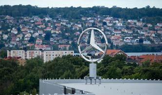 Mercedes stjärnan lyser över Jönköping Hedin Bils nya personbils anläggning utmed E4:an.