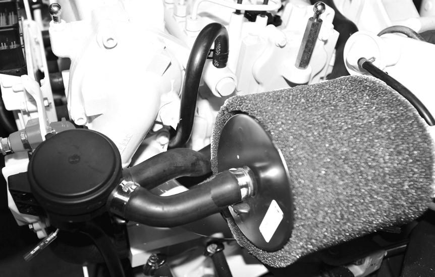 Korrosionsskyddnde komponenter på motorn Avsnitt 4 - Underhåll Motorn är utrustd med en offernod som är plcerd i efterkylrens gvel för tt hjälp till tt skydd motorn och sjövttenkylsystemet från