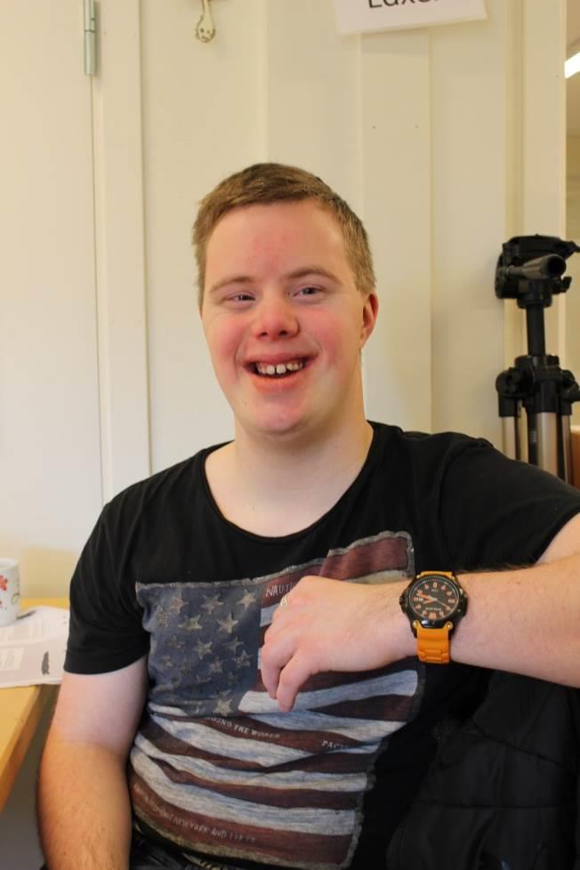 jag Här är jag Vad heter du? Fredrik H. Hur gammal är du? 24 år. Vilken familj har du? Mamma, pappa, bror, syster och brorson. Var bor du? Kvarnfallsvägen. Var jobbar du?