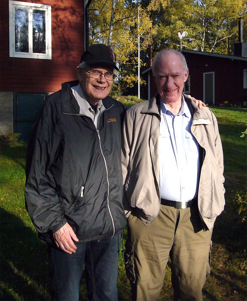 Ullmar och Harry vid NDL:s lyssnar-qth i Väsby strax utanför Norrköping i oktober 2010. ARC och SWB kommer att hedra Harrys minne genom en gåva till Cancerfonden.