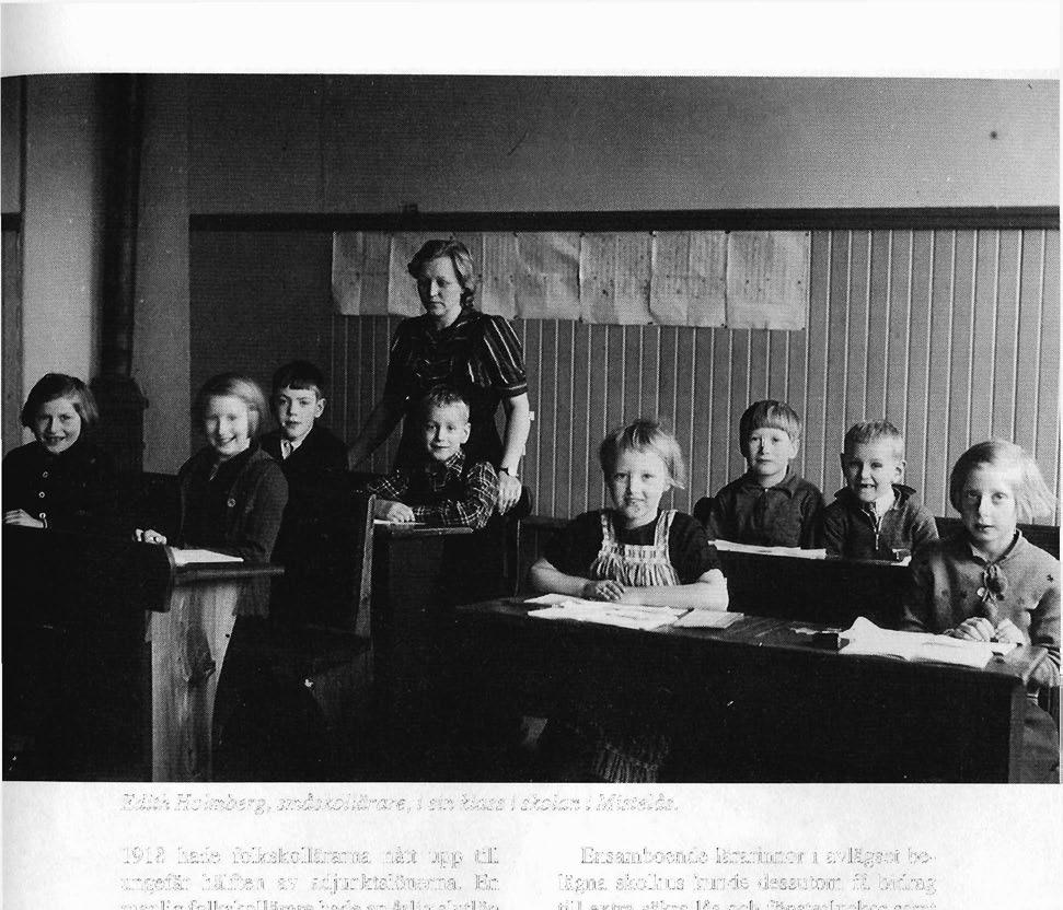 Edith Holmberg, småskollärare, i sin klass i skolan i Mistelås. 1918 hade folkskollärarna nått upp till ungefär hälften av adjunktslönerna.