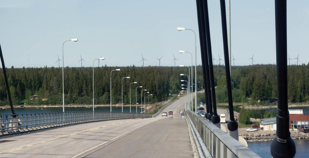 Fotomontage från Replotbron. Modellen är uppgjord enligt förläggningsplanen för kraftverken i ALT 3. Tornhöjden är 125 meter och rotorbladens längd 63 meter.